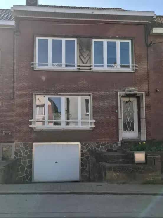 Huis Te Koop: Twee Appartementen met Garage en Tuin