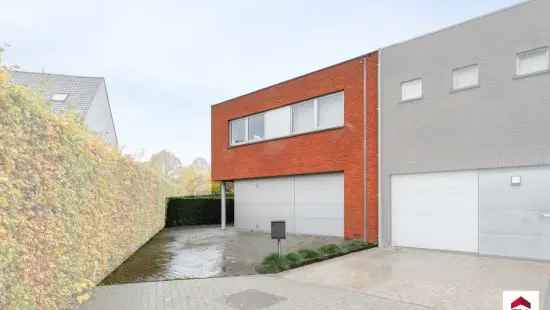 ​​​​​​​Ruime halfopen bebouwing met 3 slpk, garage en tuin.