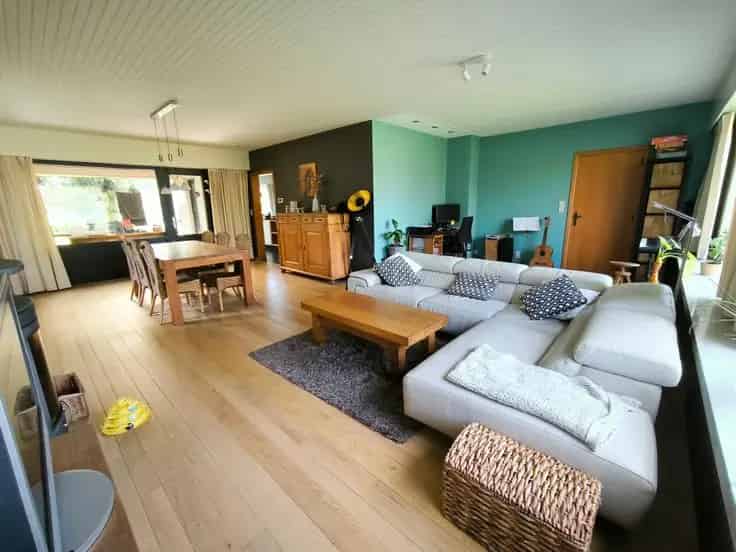 Vrijstaande woning te koop met 3 slaapkamers en zwemvijver