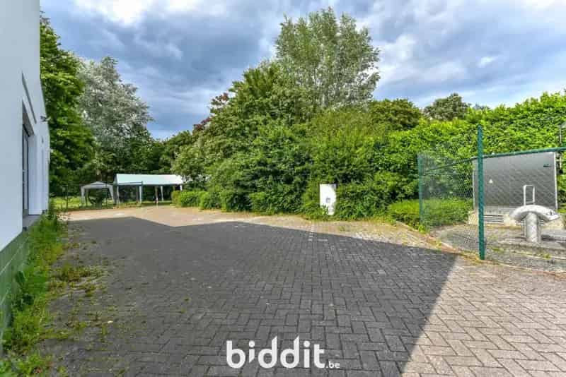 Gerenoveerd Kantoorgebouw met Magazijn en Parkeergelegenheid
