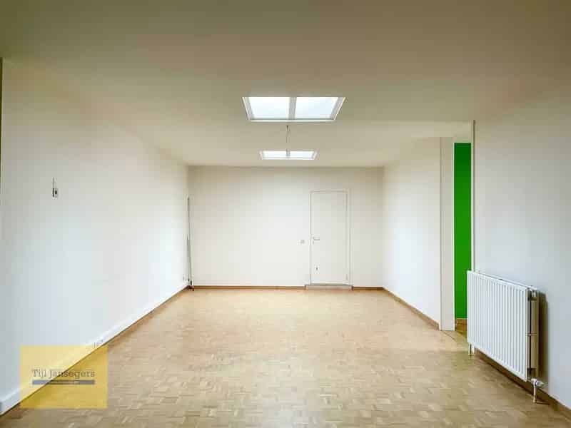 Kantoorruimte te Aalst - 4 Bureaus, Garage, Douche