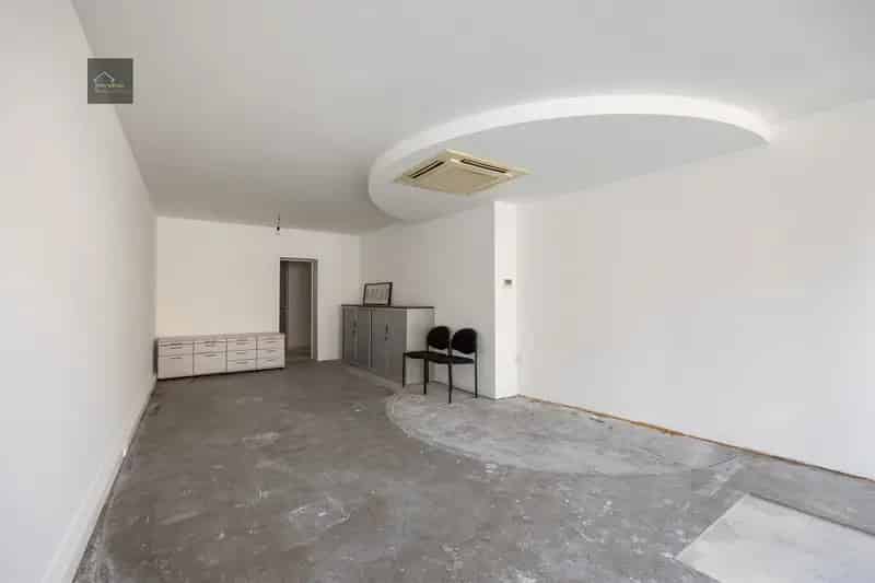 Gelijkvloers Handelspand met Garage en Tuin