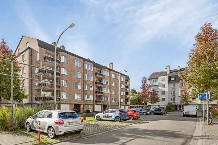 Eénslaapkamerappartement met kelderberging en staanplaats.