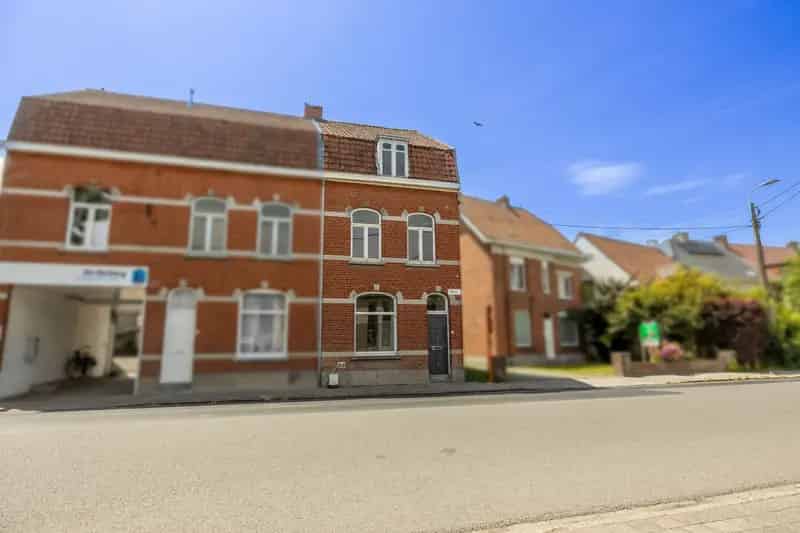 Te renoveren woning met garage in Zwevegem