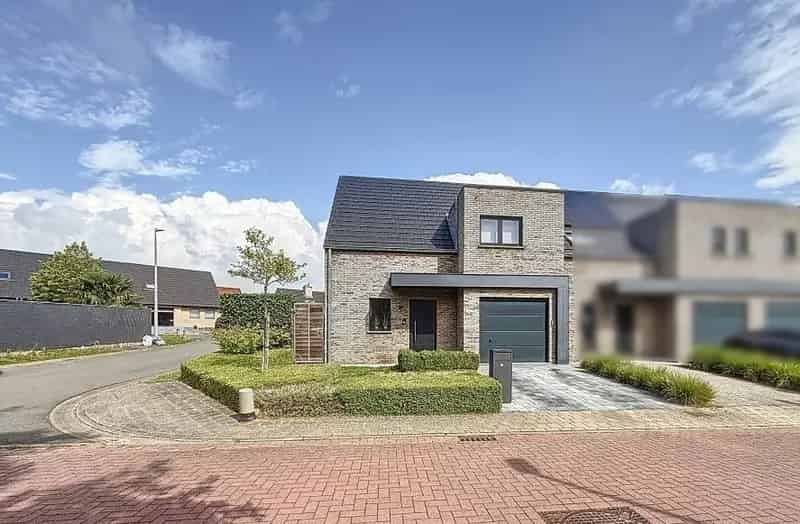 Moderne halfopen woning te koop 3 slaapkamers tuin garage
