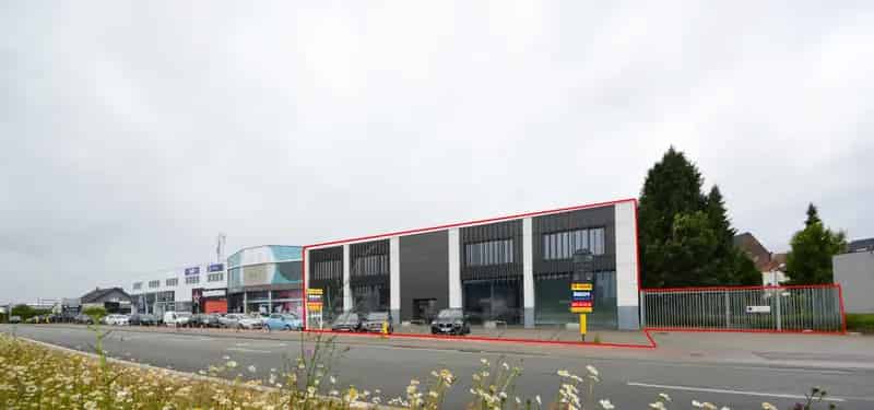 COMMERCIEEL GEBOUW BAANLOCATIE MET PARKING NABIJ MCDONALDS