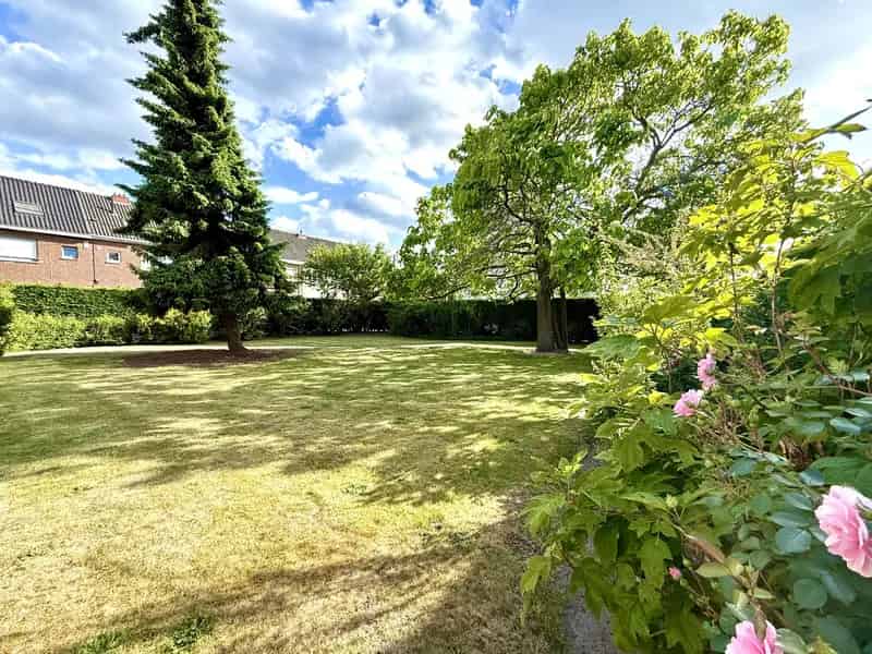 Te renoveren villa met bouwgrond Waregem