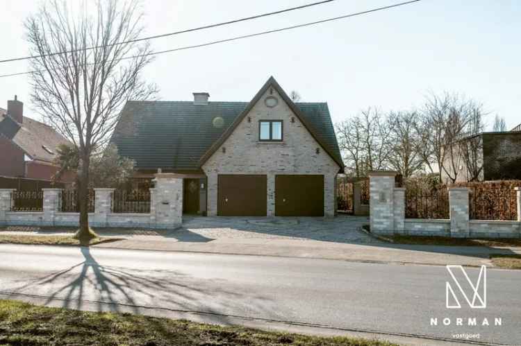 Alleenstaande villa met dubbele garage, 4 slks en hoogwaardige materialenkeuze.