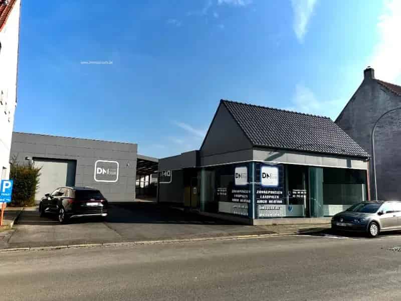 Magazijn te Koop Heule Zonnepanelen Parking