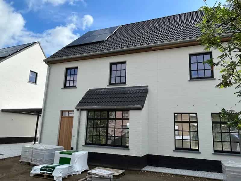 Huis te koop: Ruime nieuwbouwwoning met tuin en carport