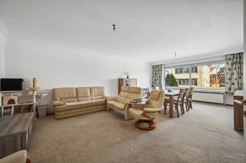 Ruim 3 Slaapkamer Appartement te Koop in Mortsel