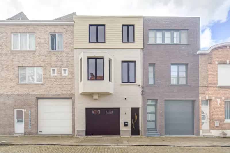 Gerenoveerde woning te Wilrijk - Instapklaar met garage