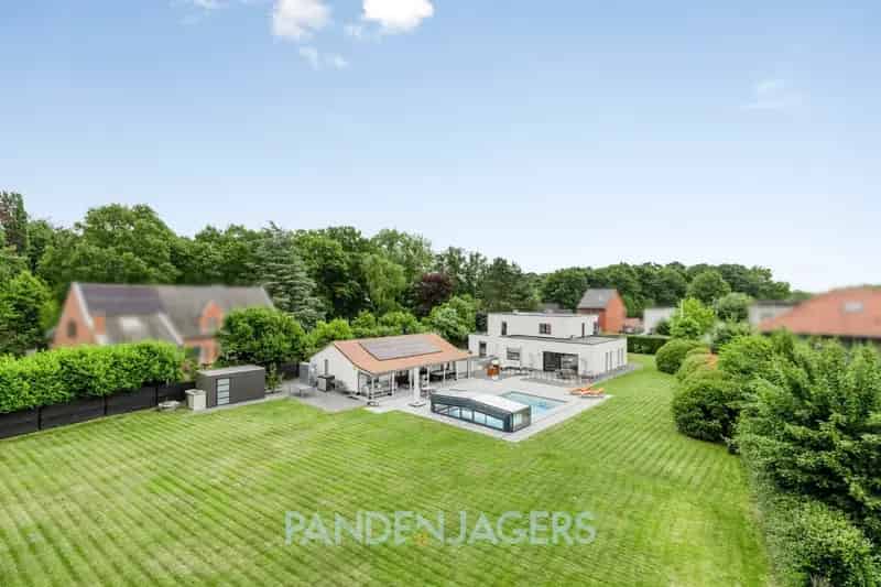 Riante Villa met Zwembad te Koop