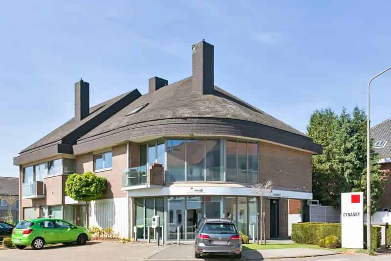 Instapklaar Kantoor met Garage Tuin en Parkings