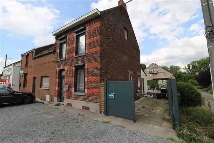 Moderne gerenoveerde woning met tuin en parking