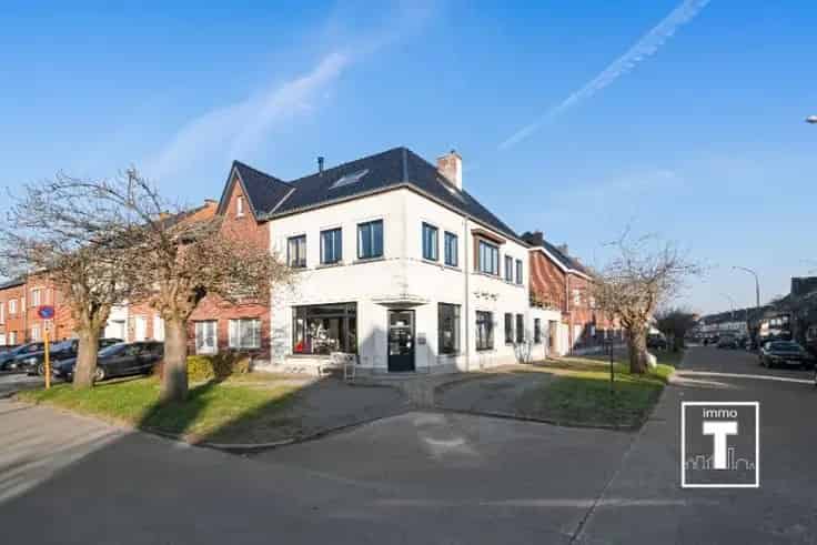 Ruime Hoekwoning met Handelsruimte te Bevegem