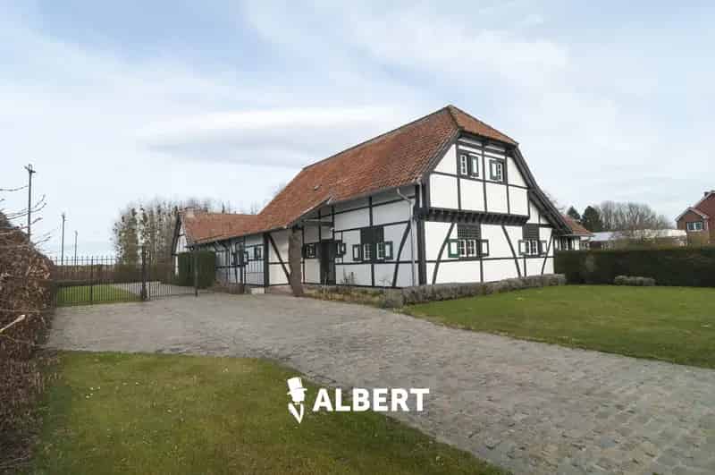 Landelijke woning Kortessem 246m² 4795m² perceel zwembad garage stallen