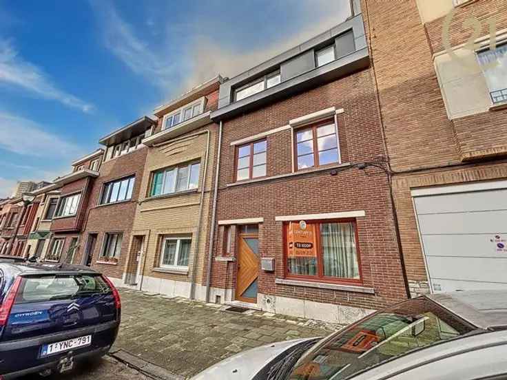 Te koop eengezinswoning met 3 slaapkamers en tuin in uitstekende staat