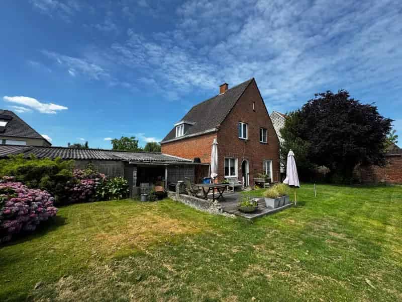 Te renoveren woning met garage nabij centrum Izegem