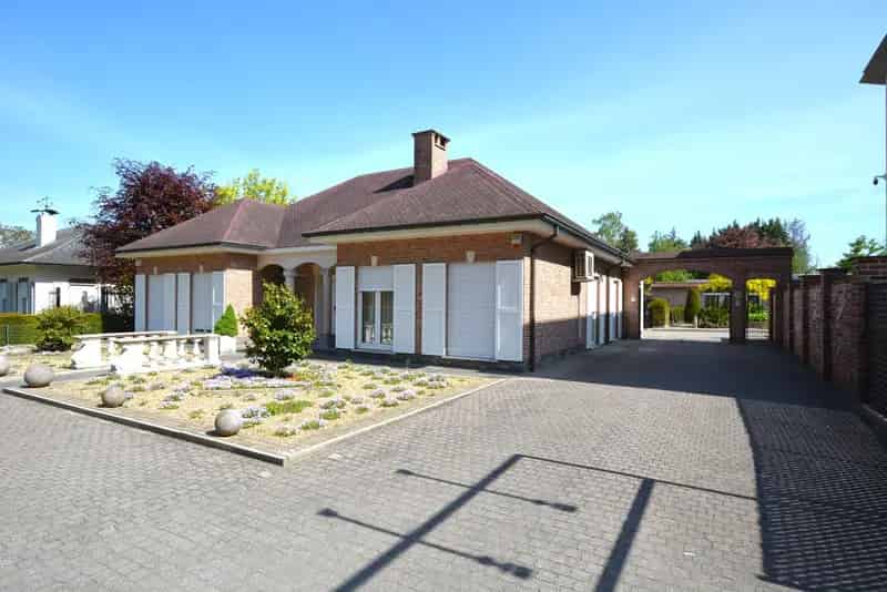 Huis te huur Waver: Villa met handelspanden en industriegrond