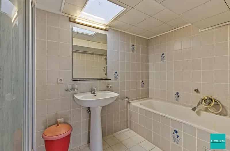 Woning met loodsen te Merchtem