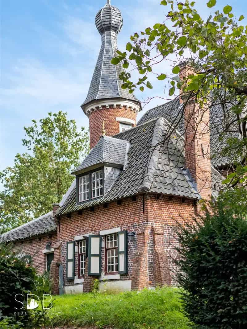 Huis te koop Mullem: Idyllische villa in kasteeldorp