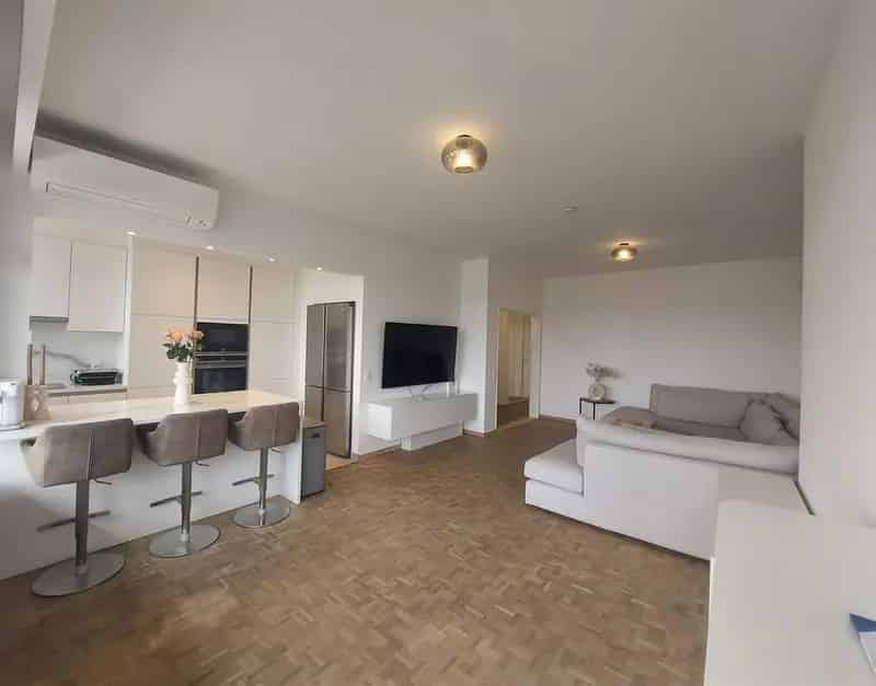 Gerenoveerd appartement 2 slaapkamers terras A12 E19