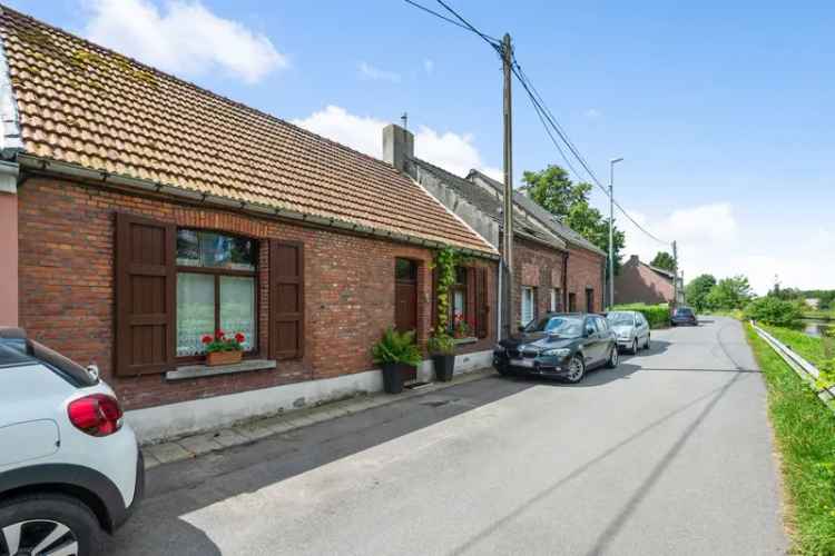 Aan het kanaal gelegen woning met ca 1380 m² grond