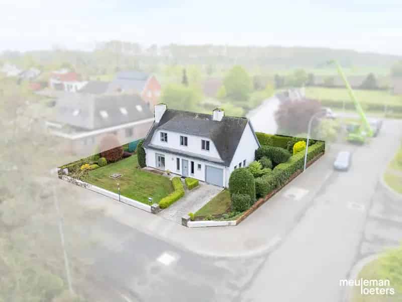 Te renoveren villa met 4 slaapkamers te Oostkamp
