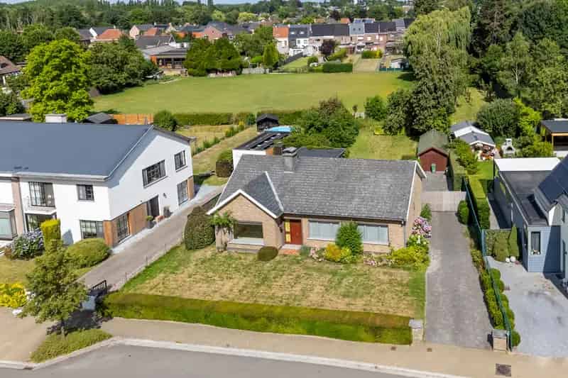 Huis te koop: 3 slaapkamers, 2 garages, grote tuin