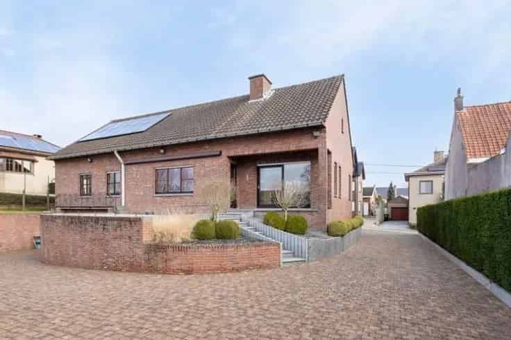 Villa te Koop: Ruime gezinswoning met 4 slaapkamers en grote zolder