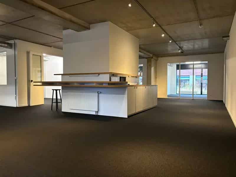 Modern Kantoor met Parkings Volledige Aanbod