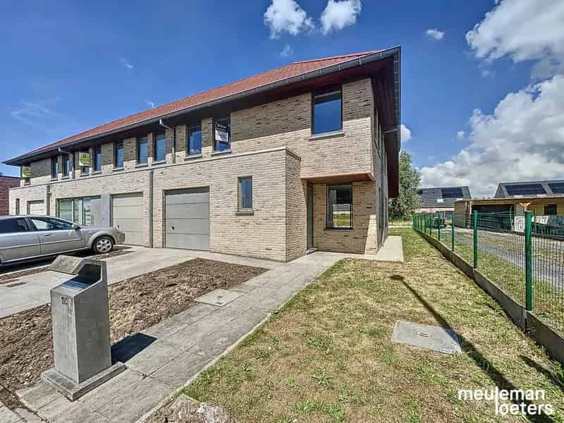 Ruime Gezinswoning Te Koop met Garage en Tuin