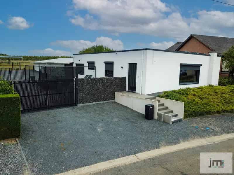 Gelijkvloerse woning met grote hal te koop