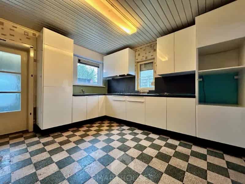 Huis te Koop: 2 slaapkamers, Garage, Tuin - Te renoveren