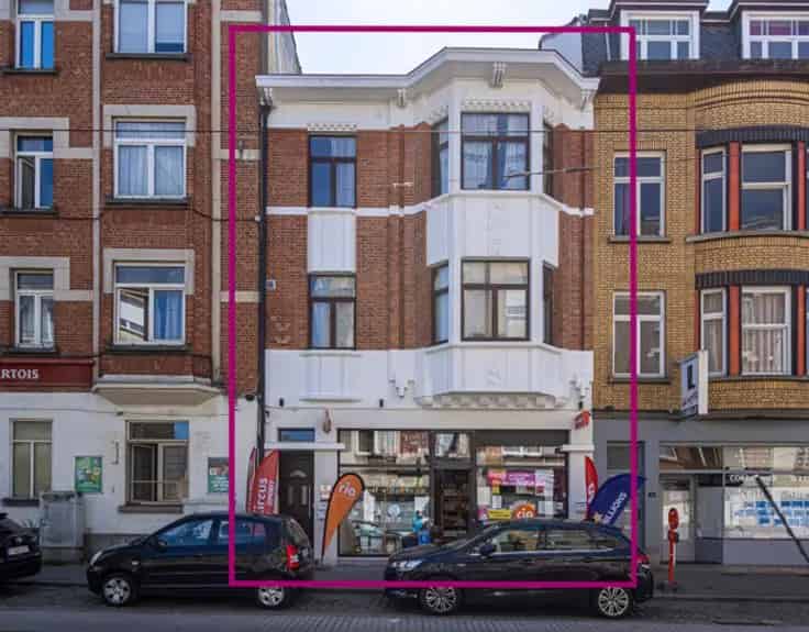Appartementenblok Te Koop: Gerenoveerd met Handelsruimte