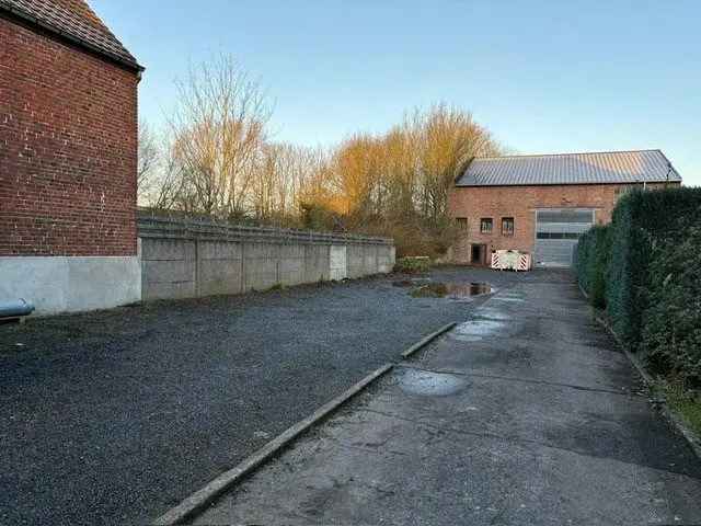 Loods met 360m² oppervlakte, nabij het centrum van Kuurne.