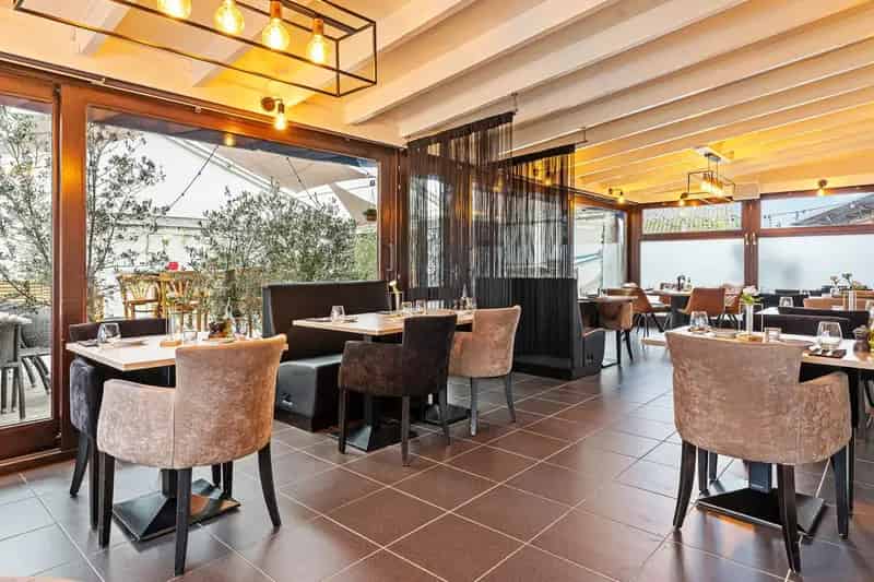 Handelspand met feestzaal en woonst op toplocatie