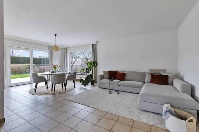 Huis te koop in Lo: Ruime gezinswoning met 4 slaapkamers en tuin