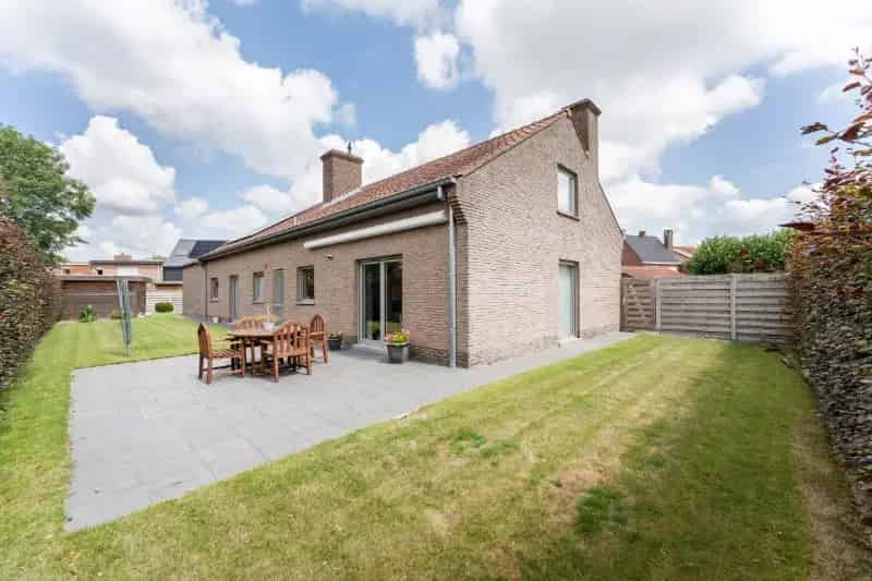 Huis te koop Hooglede: Gelijkvloerse villa met 3-4 slaapkamers en grote bergruimte