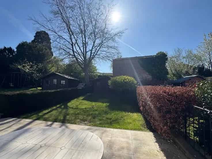 Huis te Koop: Gerenoveerde 3 Slaapkamers, Zuidtuin