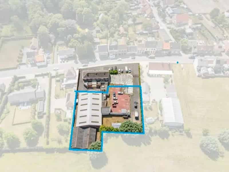 Hooglede-centrum. Prachtig gelegen projectgrond op 2de linie van +/- 2120m2. Ideaal voor de realisatie van stapelwoningen of andere vastgoedontwikkelingen. Aparte in/uitrit.