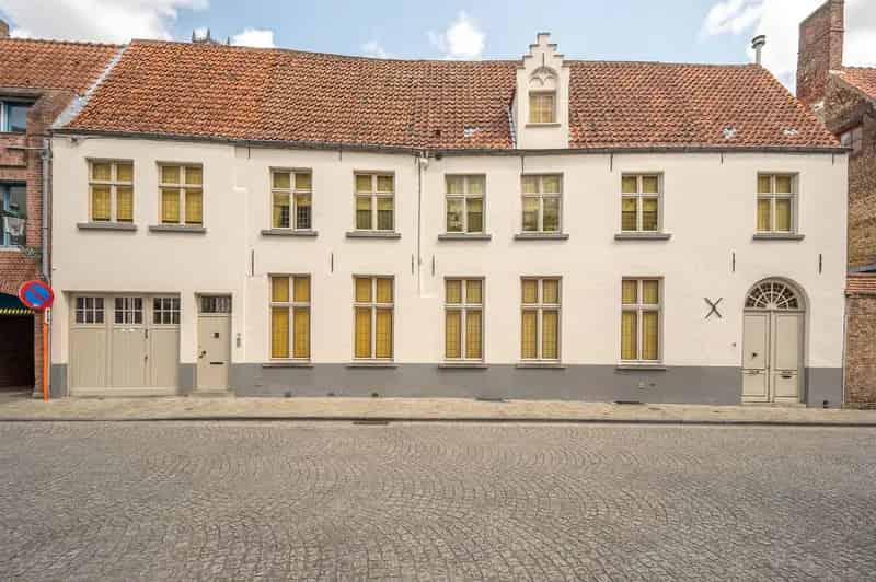 Huis te koop Brugge Centrum: Breedhuis met potentieel