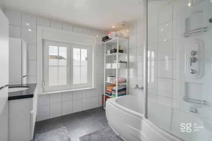 Huis te koop Deinze: Op te frissen woning