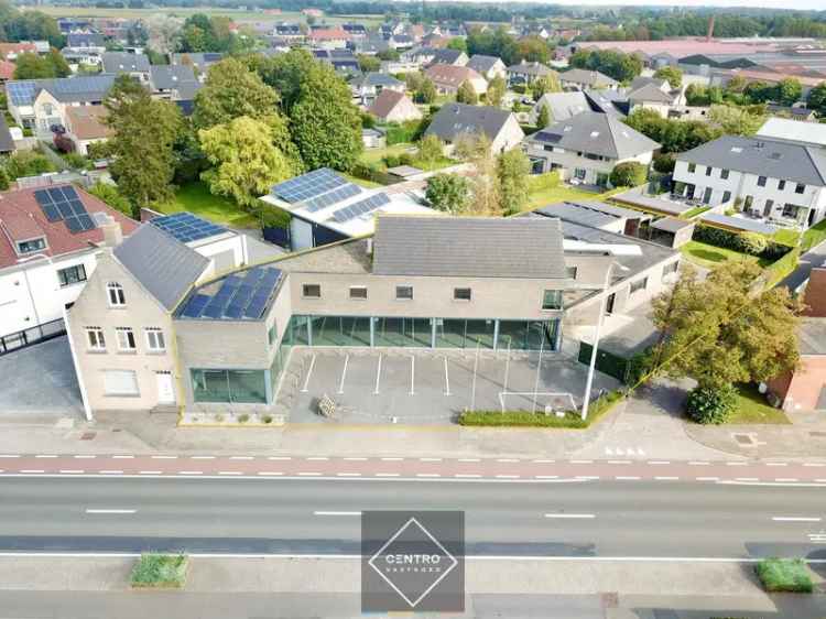 Instapklaar & quasi energieneutraal HANDELSPAND bestaande uit HANDELSRUIMTE (330m²), WERKPLAATS, dubbele GARAGE met binnenkoer en APPARTEMENT (4 slpkms). Inclusief 7 private parkeerplaatsen voor de deur!