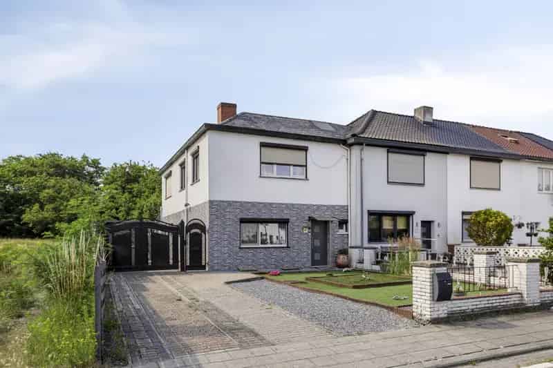 Gerenoveerde gezinswoning met 4 slaapkamers, veranda en zwembad