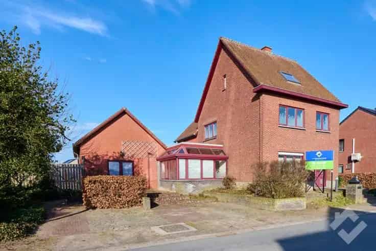 Huis Te Koop Pelt: Ruime Woning met Praktijkruimte