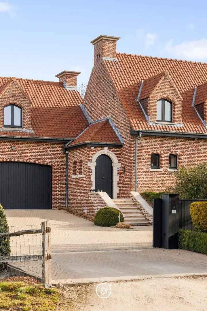 Huis te koop Idyllische villa met zwembad en dubbele garage