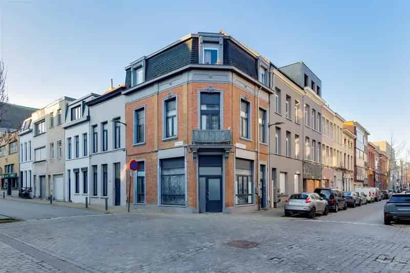 Ruime woning te renoveren 4-5 slaapkamers Berchem