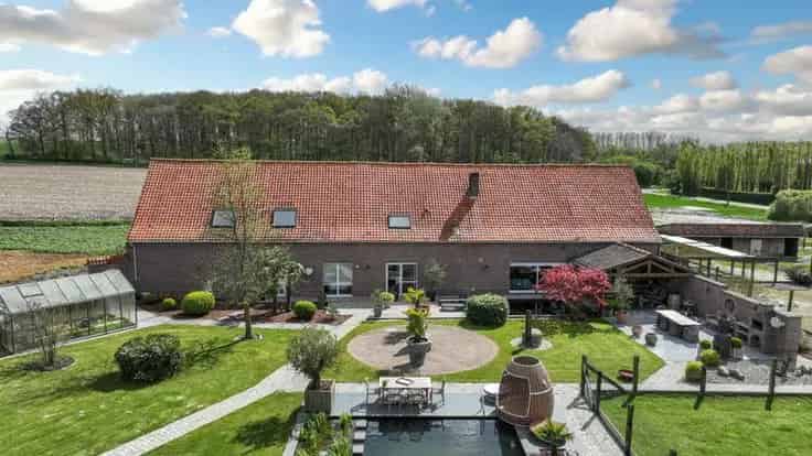 Landhuis Te Koop: Instapklare Hoeve met Loods en Uitzicht
